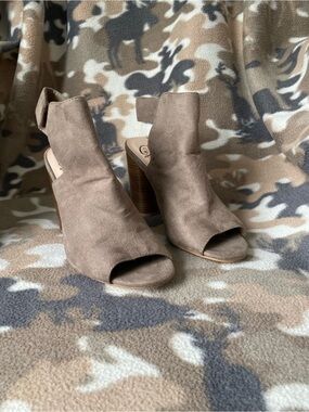D Heart Taupe Suede Peep Toe Slingback Block Women's Heel Booties Size 7.